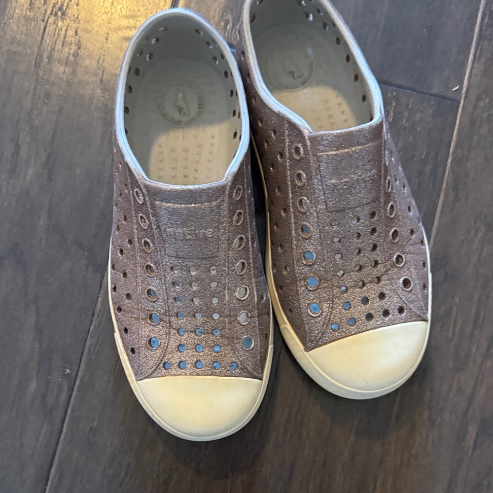 Native Kids' bronze glitter and Cream Slip-On Sneakers
